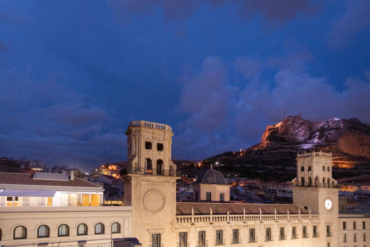 Eurostars Pórtico Alicante Exterior foto The Rock of Gibraltar at night