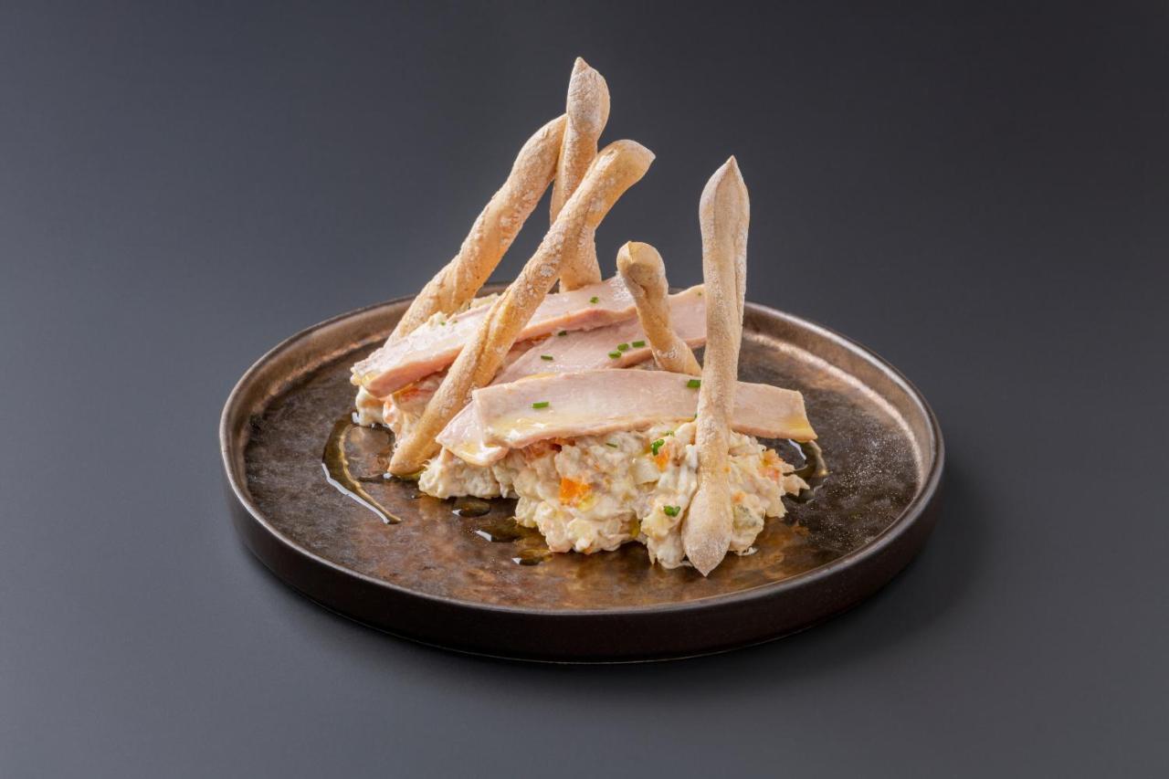 Eurostars Pórtico Alicante Exterior foto A plate of chicken and potato salad