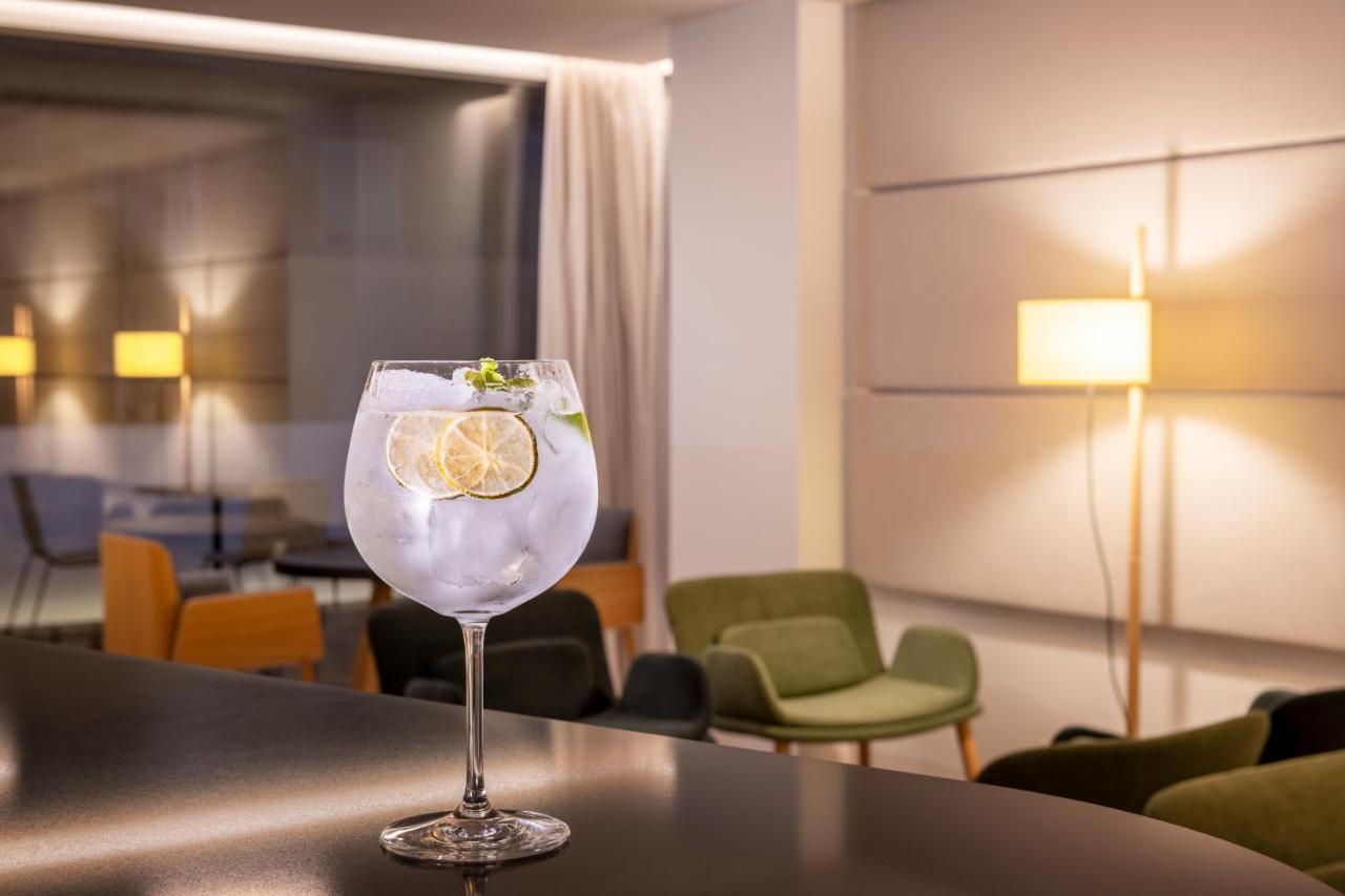 Eurostars Pórtico Alicante Exterior foto A glass of G'Vine Floraison with tonic water